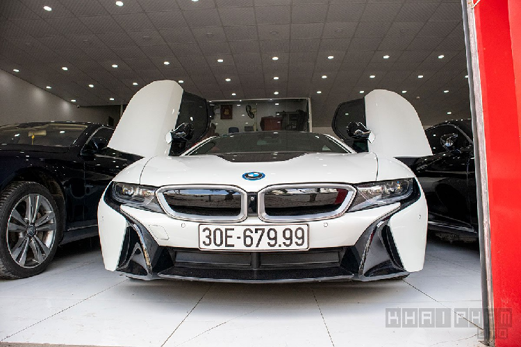 Cuối năm 2013,  siêu xe BMW i8 chính thức ra mắt công chúng toàn cầu tại Triển lãm xe quốc tế IAA Frankfurt Motor Show với phiên bản động cơ xăng lai điện. Mẫu xe này ra mắt đánh dấu những bước phát triển mới của hãng xe nước Đức sau phiên bản BMW i3 đã xuất hiện trước đó. BMW i8 được đánh giá cao bởi thiết kế thể thao và mang xu hướng tương lai.