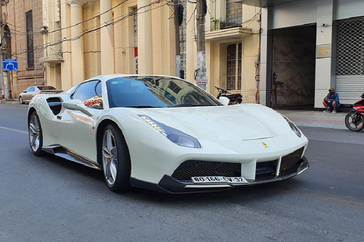  Siêu phẩm Ferrari 488 Spider màu trắng trong bài viết được nhập khẩu về nước từ đầu năm 2017 và hiện đang thuộc sở hữu của một đại gia sinh sống tại tỉnh Bình Phước. Tuy đã ra đời được một khoảng thời gian dài và 488 Spider cũng là một trong những cái tên được giới mê xe Việt săn đón nhất nhưng số lượng xe đang lăn bánh trong nước lại thực sự không nhiều. Trong đó, phiên bản 488 Spider màu trắng lại càng hiếm hơn nữa.