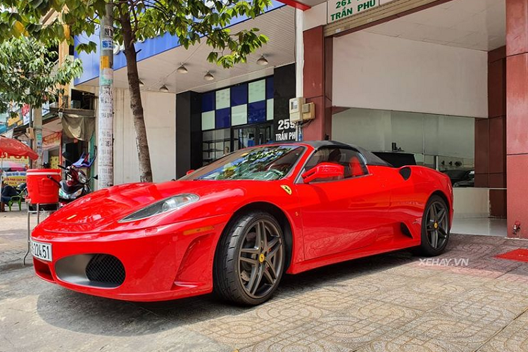  Siêu xe Ferrari F430 Spider là một cái tên rất quen thuộc với các fan của thương hiệu "Ngựa chồm". Trải qua hàng chục năm có mặt trên thị trường, F430 Spider vẫn giữ lại được cho mình những giá trị thuần tuý nguyên vẹn, các đường nét thiết kế thời trang và hơn hết là sức mạnh khủng từ khối động cơ V8 4.3L hút khí tự nhiên.