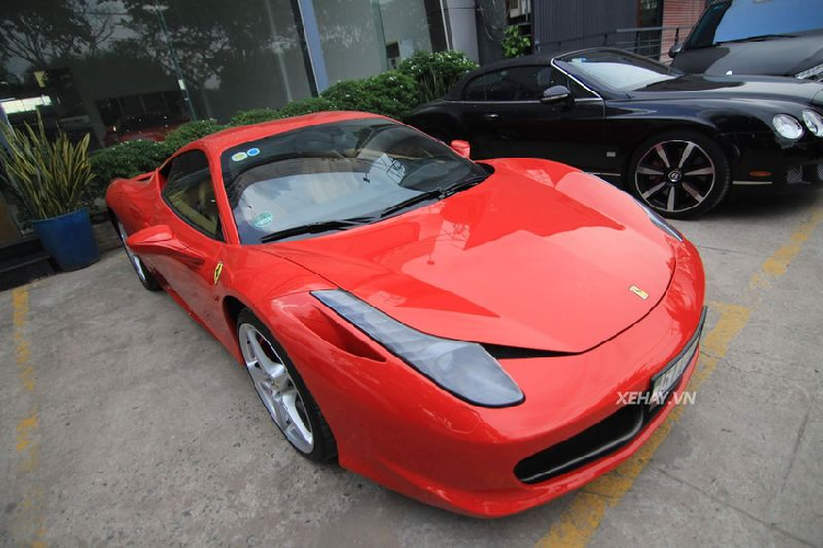  Siêu xe Ferrari 458 nói chung và 2 biến thể Italia Coupe và Spider nói riêng đều là các sản phẩm đạt được những thành công vang dội trên toàn thế giới. Khác với nhiều mẫu siêu xe anh em trước đó, Ferrari 458 là sự pha trộn giữa vẻ đẹp thể thao kiểu F1 và một mẫu siêu xe đường phố. Bên cạnh đó, những đường nét thiết kế mềm mại cũng chính là đặc trưng của Ferrari trên siêu phẩm này.