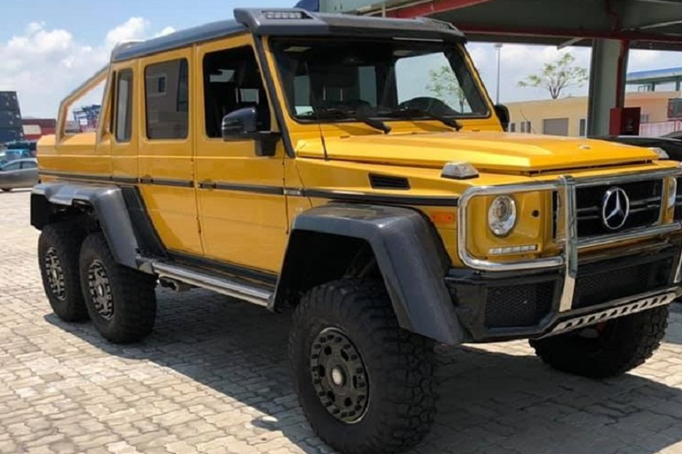 Mới đây thôi, video quay lại "quái vật 6 chân"  Mercedes-Benz G63 AMG 6x6 đầu tiên về Việt Nam đã lăn bánh trên đường phố Hà Nội khiến dân tình trong nước không khỏi vui mừng vì cuối cùng cũng đã được nhìn thấy siêu phẩm trong những siêu phẩm của dòng xe SUV địa hình ngoài đời thực. Quá trình đưa "quái vật 6 chân" Mercedes-Benz G63 AMG phiên bản 6 bánh về Việt Nam cũng khá bí mật và chỉ lộ ảnh vào khoảng tháng 7 năm ngoái. Xe xuất hiện ở một kho cảng được cho ở tại nước Lào. Trước khi được mang vào Việt Nam.