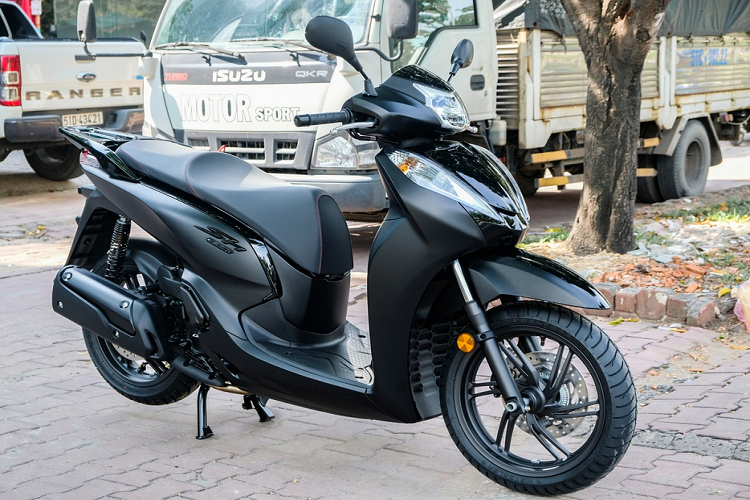  Xe ga Honda SH 300i là mẫu maxi-scooter được ưa chuộng nhất tại thị trường Việt Nam. Bên cạnh xe phân phối chính hãng bởi Honda Việt Nam, SH 300i còn được các đại lý tư nhân đưa về. Một trong số đó là phiên bản đặc biệt mang tên Total Black Edition.