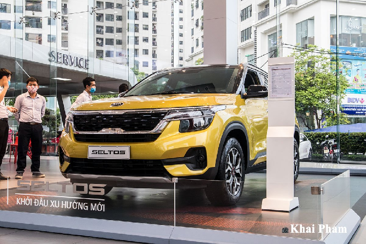  Kia Seltos 2020 mới là mẫu SUV đô thị cỡ B mắt người tiêu dùng Việt nhằm cạnh tranh với Hyundai Kona, Ford EcoSport, Honda HR-V... Seltos mang ngôn ngữ thiết kế mới đầy trẻ trung và khác biệt của thương hiệu đến từ Hàn Quốc. Ngay khi ra mắt, Seltos đã nhận được nhiều đánh giá tích cực đến từ khách hàng Việt và nhanh chóng tạo "cơn sốt" nhẹ.