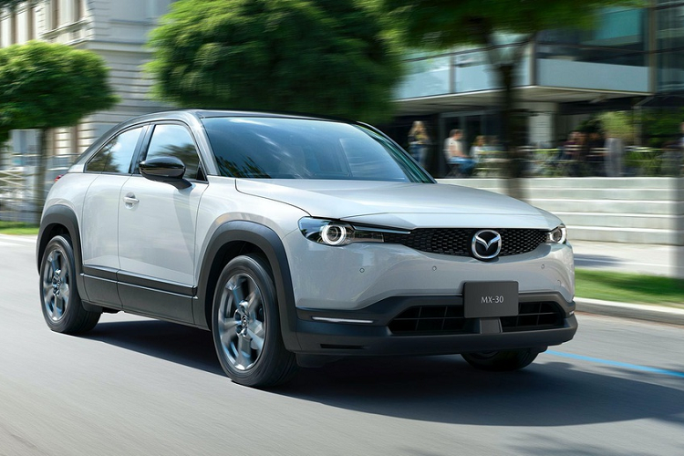 Mazda từng giới thiệu mẫu crossover chạy điện hoàn toàn MX-30 dành cho thị trường châu Âu vào tháng 5 năm nay, tuy nhiên mẫu xe này sẽ không được bán tại Nhật Bản với động cơ tương tự. Hãng xe Nhật Bản cho biết sẽ ra mắt  Mazda MX-30 2021 mới tại quê nhà với hệ truyền động hybrid nhẹ (mild-hybrid) mang tên e-SkyActiv G.