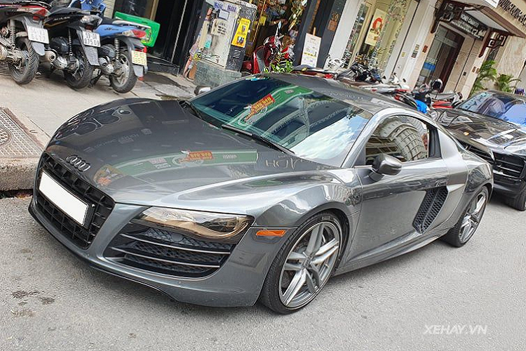  Siêu xe Audi R8 là một cái tên đã không còn xa lạ với bất cứ dân mê xe nào trên thế giới. Tại Việt Nam, mẫu coupe thể thao này cũng đặc biệt được ưa chuộng với sự xuất hiện của cả 2 thế hệ sản phẩm cũ và mới. Tuy nhiên, chiếc R8 trong bài biết lại có sự khác biệt khá rõ nét khi so với phần đông những chiếc R8 còn lại nhờ một trang bị khá hiếm gặp.