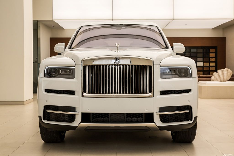 Sau 7 năm gắn bó tại Việt Nam, đại lý Rolls-Royce Motor Cars Hanoi, đơn vị uỷ quyền chính hãng duy nhất của hãng xe sang Anh đã dừng hoạt động và để lại nhiều tiếc nuối. Tuy rằng, khoảng thời gian này là chưa nhiều nhưng cũng đủ để thương hiệu  xe siêu sang Rolls-Royce ra mắt và phân phối tới tay các đại gia Việt hàng loạt các mẫu xe khủng của hãng. Trong đó, bên cạnh những mẫu xe tiêu chuẩn còn xuất hiện cả những phiên bản đặc biệt, các dịch vụ về Bespoke (Cá nhân hoá)...