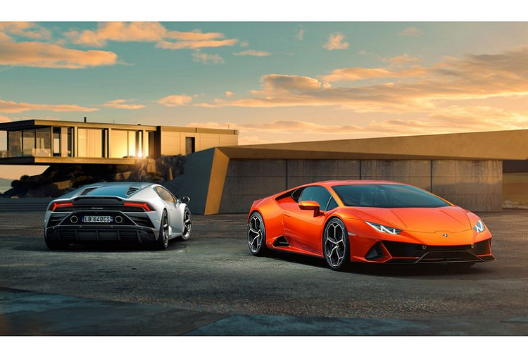  1. Lamborghini Huracan  Đứng ở vị trí đầu bảng trong danh sách những mẫu xe được lòng chị em nhất thế giới là một cái tên tới từ nước Ý,  siêu phẩm Lamborghini Huracan. Có thể với cánh mày râu, sự cuốn hút của "siêu bò" tới từ sức mạnh và những âm thanh tràn đầy uy lực mà nó tạo ra thì với phái đẹp, sự cuốn hút của mẫu xe này chính là bởi vẻ đẹp lạnh lùng, khoẻ khoắn và kích thước nhỏ nhắn vừa phải.