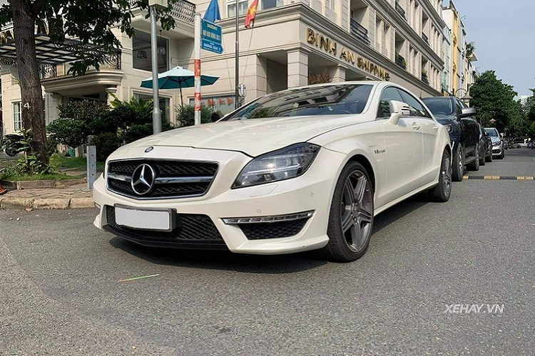 Được sinh ra để cạnh tranh với hai đối thủ đồng hương là Audi A7 Sportback và BMW M6, mẫu  xe sang Mercedes-AMG CLS 63 mang trên mình "trái tim" bi-turbo V8 5.5L sản sinh công suất 525 mã lực và mô-men xoắn cực đại 700 Nm, giúp xe chỉ cần 4,4 giây để tăng tốc từ 0 - 100 km/h trước khi cán tốc độ tối đa 250 km/h.