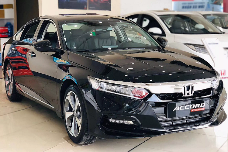 Hiện tại một số đại lý Honda đang giảm giá tiền mặt lên đến 150 triệu đồng cho  Honda Accord tại Việt Nam, áp dụng cho xe có số VIN cuối 2019 và màu sơn Đen. Khi tìm hiểu, một số đại lý phía Bắc còn tặng thêm phụ kiện trị giá khoảng 50 triệu đồng, tổng cộng ưu đãi lên đến 200 triệu đồng, trong khi các đại lý ở phía Nam chỉ giảm 150 triệu đồng vào giá bán.