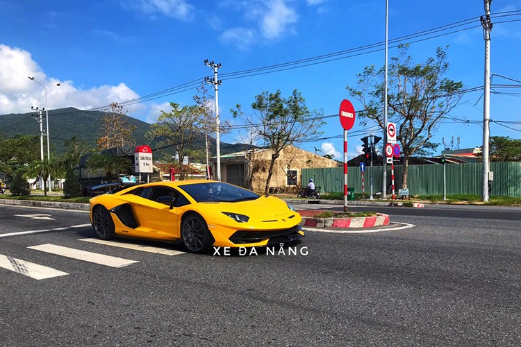 Mới đây, siêu phẩm  Lamborghini Aventador SVJ mới chỉ có 900 chiếc trên thế giới dạo phố cùng với McLaren 720S Spider ở Đà Nẵng. Được biết, siêu ngựa phiên bản giới hạn này được một đơn vị nhập khẩu tư nhân làm các thủ tục thông quan và lăn bánh tại Đà Nẵng.