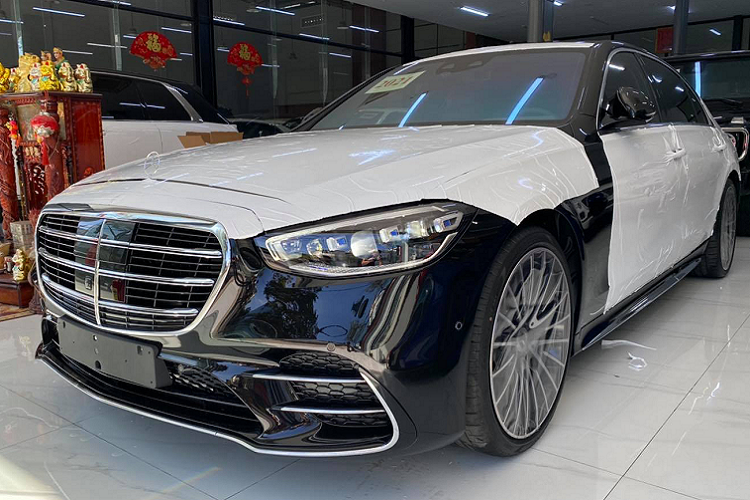 Không phải Thái Lan hay một thị trường xe sang lớn nào trong khu vực đón nhận những chiếc  Mercedes-Benz S-Class 2021 mới đầu tiên đặt chân đến, Campuchia mới là quốc gia làm được điều đó. Một doanh nghiệp nhập khẩu tại thủ đô Phnôm Pênh vừa đưa về một chiếc S500 hoàn toàn mới từ thị trường châu Âu. Thời điểm hiện tại, thậm chí thị trường Mỹ cũng chưa có xe S-Class 2021 bán ra.