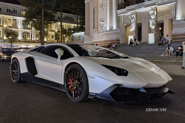 Với bộ cánh "50th Anniversario", chiếc  siêu xe Lamborghini Aventador LP700-4 này đã trở thành một siêu phẩm "kịch độc" tại Việt Nam, và nó luôn thu hút sự chú ý của mọi người xung quanh mỗi khi lăn bánh trên đường, dù là ngày hay đêm.