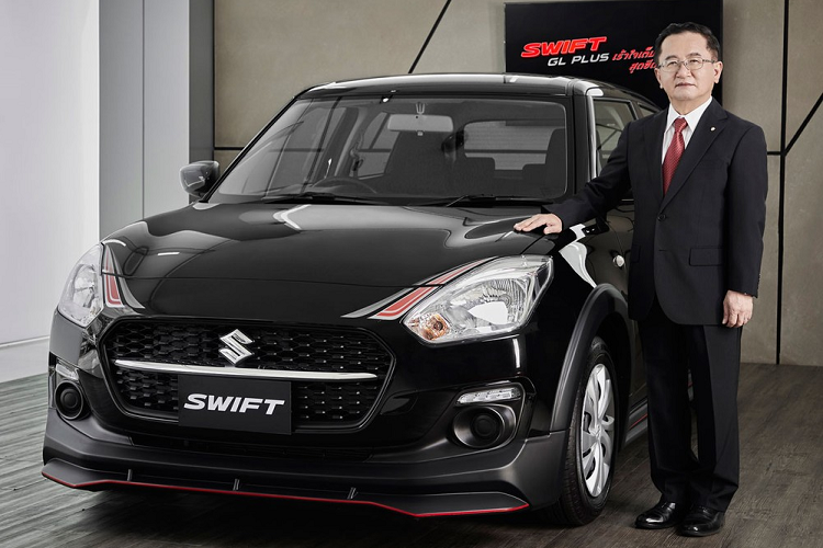  Suzuki Swift 2021 mới đã chính thức trình làng tại thị trường Thái Lan vào hồi tháng 2 đầu năm nay. Sau nửa năm, hãng Suzuki tiếp tục vén màn phiên bản đặc biệt mới của dòng hatchback hạng B này. Được phát triển dựa trên Suzuki Swift GL 2021 ở thị trường Thái Lan, phiên bản đặc biệt này có tên gọi đơn giản là Plus. So với bản GL, Suzuki Swift GL Plus 2021 sở hữu diện mạo thể thao hơn nhờ bộ body kit mới.