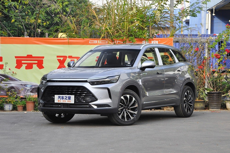  Beijing X7 của Trung Quốc là dòng crossover cỡ C đã bắt đầu được bày bán tại thị trường Trung Quốc vào hồi năm 2020. Cũng trong năm đó, mẫu xe Trung Quốc này đã được đưa về Việt Nam và lập tức gây sốt. Sau gần 2 năm, thương hiệu Beijing của hãng BAIC đã vén màn phiên bản nâng cấp nhẹ của X7 tại thị trường Trung Quốc. So với phiên bản cũ, Beijing X7 2022 mới chỉ thay đổi nhẹ trong thiết kế ngoại thất.