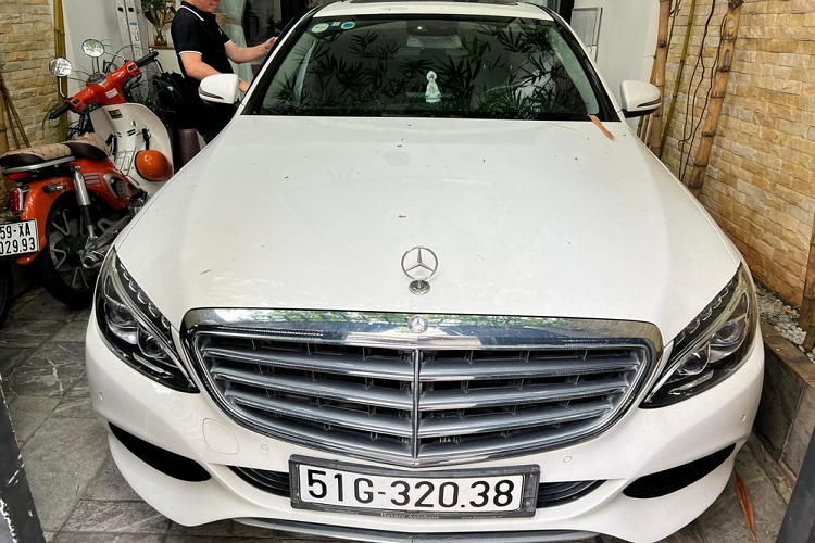 Mới đây, thông tin nam nghệ sĩ hài Trường Giang cùng vợ là nữ diễn viên Nhã Phương bán chiếc xe Mercedes-Benz C250 Exclusive đã thu hút nhiều sự quan tâm của cộng đồng mạng. Được biết, chiếc xe  Mercedes-Benz C250 Exclusive của Trường Giang và Nhã Phương mua từ năm 2017 và đến nay mới chịu thanh lý.