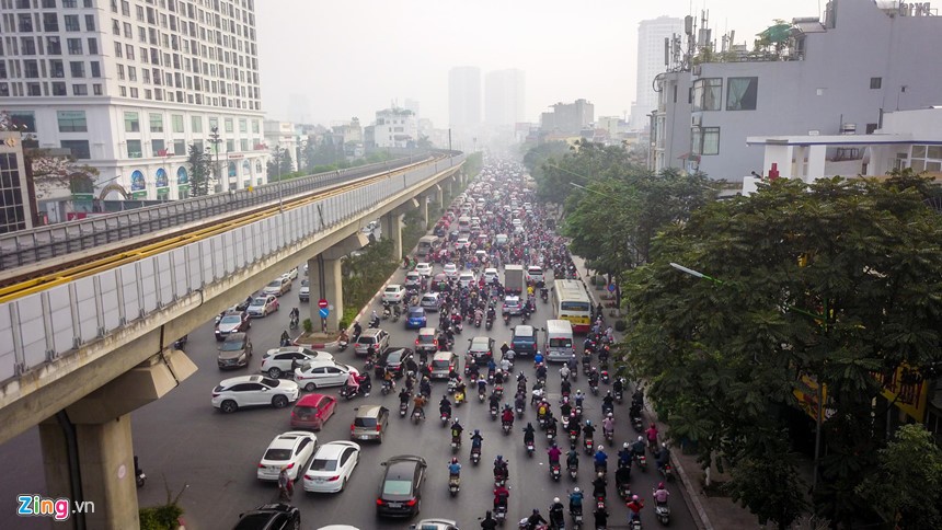 Giám đốc Sở GTVT Hà Nội Vũ Văn Viện vừa thông tin với một trong hai tuyến Lê Văn Lương hoặc Nguyễn Trãi có thể được chọn để thí điểm  hạn chế xe máy. Ở hai tuyến này, người dân có thể sử dụng đường sắt đô thị Cát Linh - Hà Đông và hệ thống xe buýt.