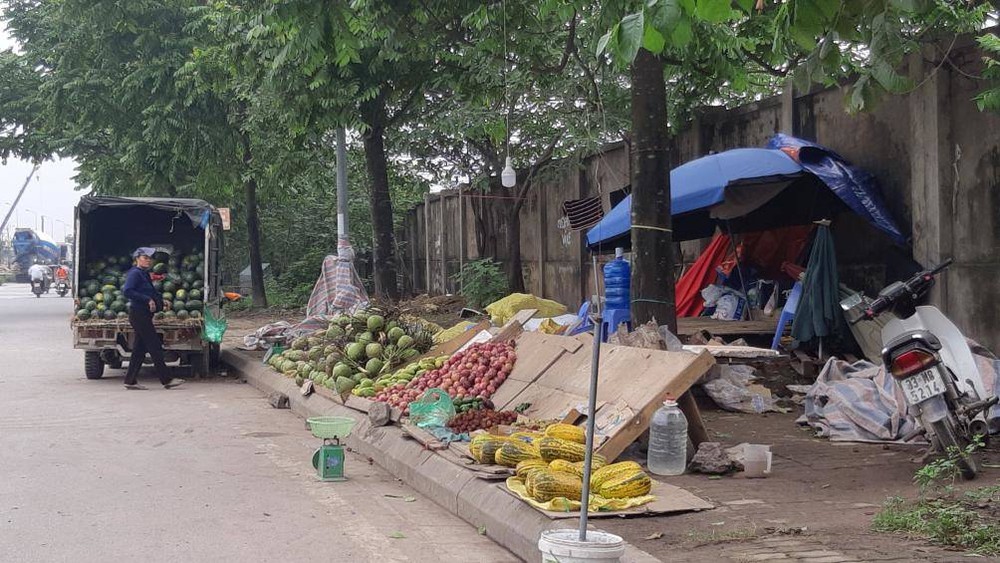  Đại lộ Thăng Long là một trong những tuyến đường huyết mạch kết nối khu vực phía Tây - Tây Nam với trung tâm Hà Nội. Tuy nhiên, dọc tuyến đường đang xảy ra tình trạng lấn chiếm nghiêm trọng.