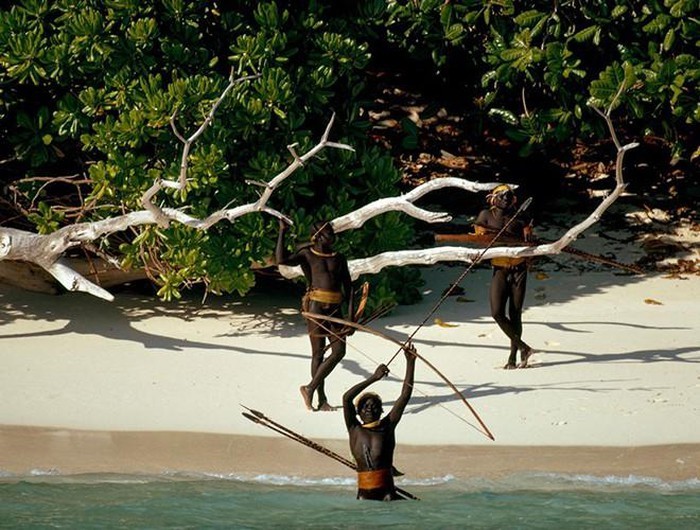 Thuộc quần đảo Andaman, vịnh Bengal, Bắc Sentinel có một vùng đất vô cùng kỳ lạ. Nơi đây được mệnh danh là " hòn đảo tử thần" bởi bất cứ ai xâm nhập vùng đất này đều có thể nhận về cái chết.