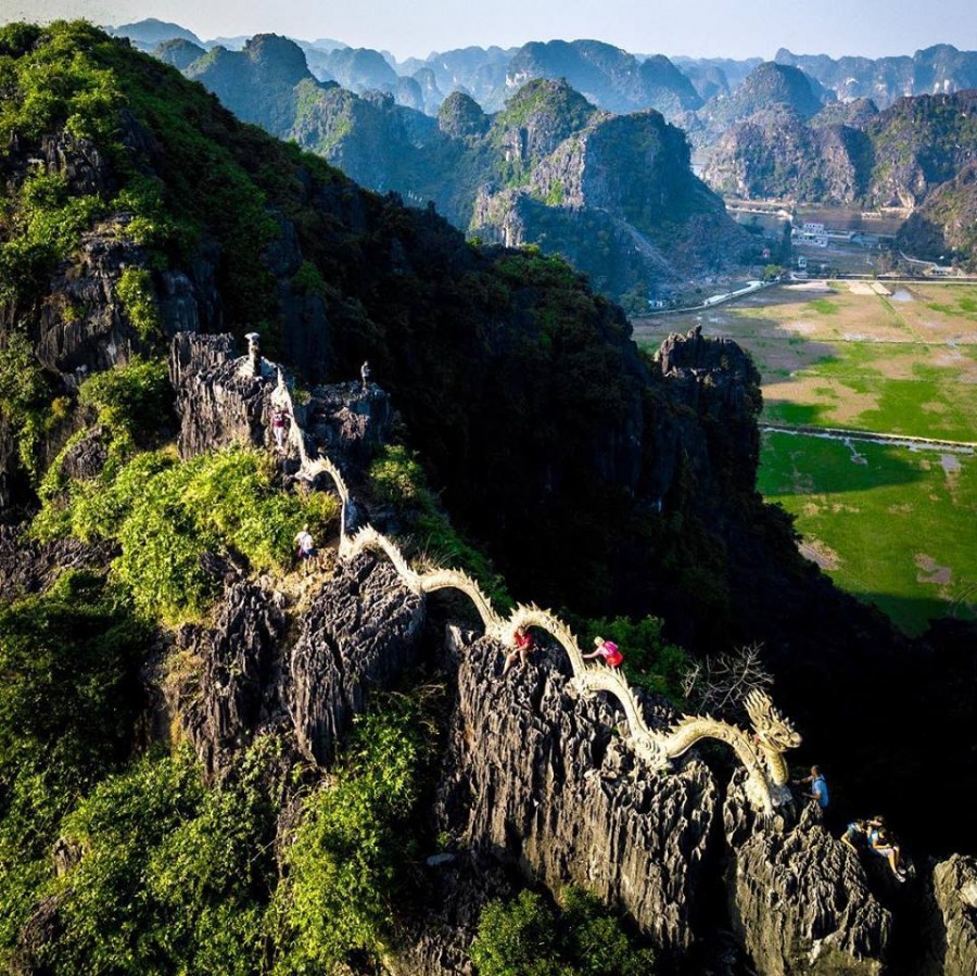  Hang Múa, huyện Hoa Lư, tỉnh Ninh Bình: Nổi lên như là một trong những địa điểm “hot” nhất miền Bắc trong năm qua, “đệ nhất sống ảo” ở Ninh Bình khiến nhiều người tò mò về tên gọi kỳ lạ kể trên. Nhiều người không biết Hang Múa có tên gọi bắt nguồn từ đâu, tại sao lại có cái tên kỳ lạ đến vậy. 