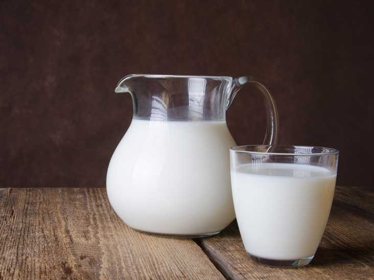 Các chế phẩm từ sữa: Các chế phẩm có nguồn gốc từ sữa như sữa có chứa lactose là món ăn không phù hợp với bệnh nhân không dung nạp lactose và những người không thể dễ dàng tiêu hóa lactose, vì vậy, sau khi ăn có thể dễ bị đầy hơi bụng. Uống quá nhiều lactose có thể gây ra hoặc làm cho tình trạng tiêu chảy trầm trọng hơn.