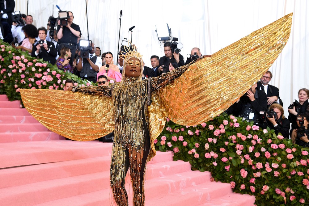 Nam diễn viên Billy Porter gây sốt khi diện bộ  trang phục kỳ lạ sải bước tại Met Gala.