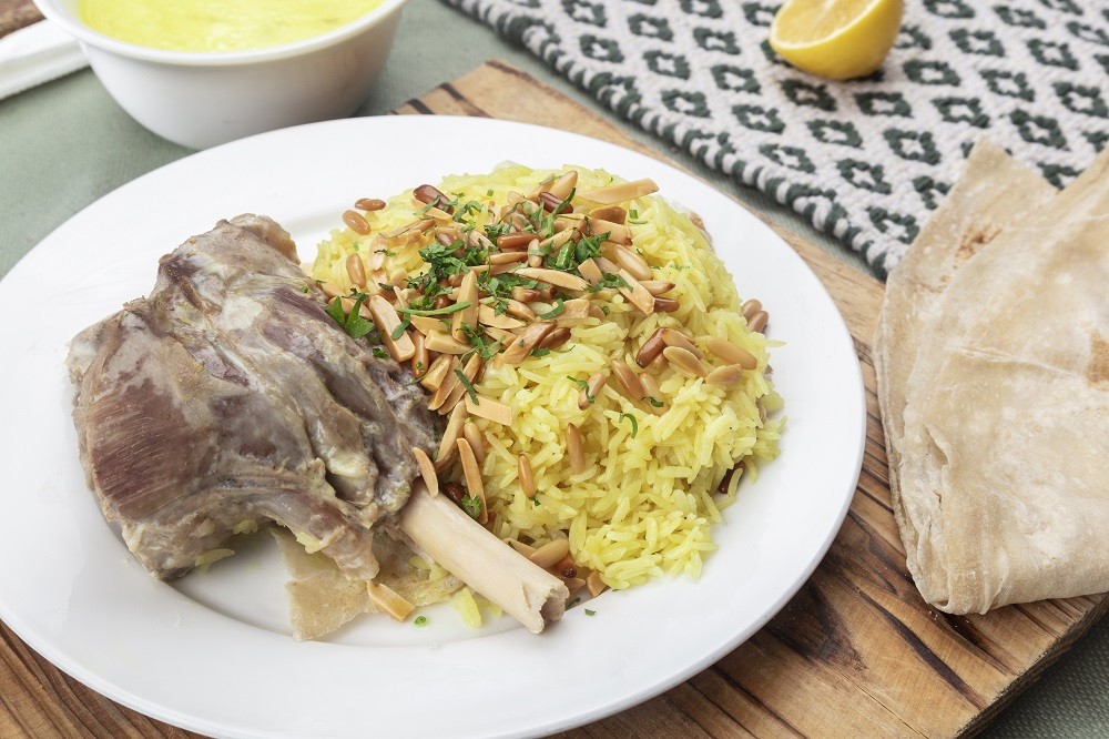 Mansaf là  món ăn truyền thống của Jordan với thịt cừu nấu cùng các loại gia vị thảo mộc và sữa chua. Bất kể sáng hay trưa hoặc chiều tối, người Jordan sử dụng món Mansaf vừa để no bụng vừa như là món ăn “tinh thần” không thể thiếu trong cuộc sống hàng ngày.