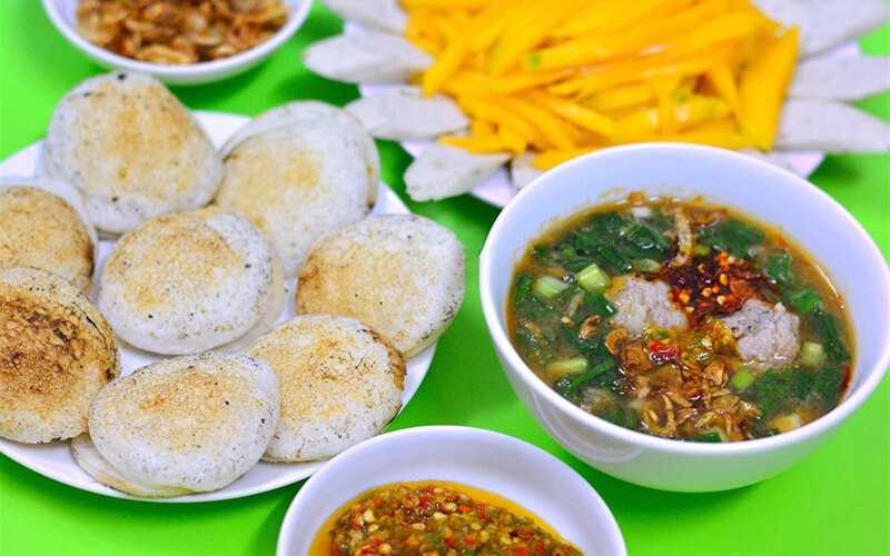 Bánh căn: Là món ăn  đặc sản Phan Thiết đơn giản nhưng lại được nhiều du khách ưa chuộng. Được làm từ bột gạo tẻ cùng với nước chấm đậm đà hương vị.