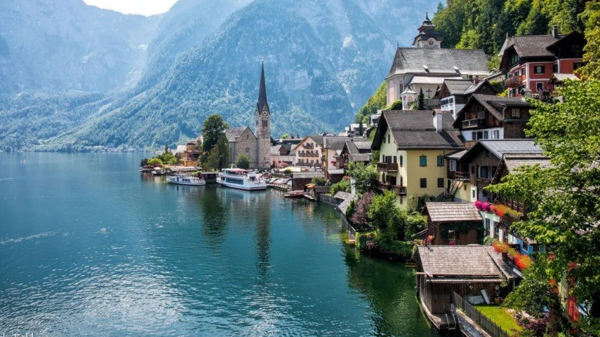 Nằm phía Tây hồ Hallstätter See, ngôi làng Hallstatt ở Áo được bao quanh bởi những dãy núi xanh mướt hùng vĩ. Chính vì vậy, nơi đây được mệnh danh là  ngôi làng bên hồ đẹp nhất thế giới.