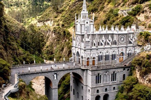 Nhà thờ Las Lajas cao 100 m được xây dựng trong hẻm núi cạnh sông Guaitara ở Colombia. Giữa thiên nhiên hùng vĩ,  nhà thờ ấn tượng này trở thành kiến trúc nổi bật nhất.