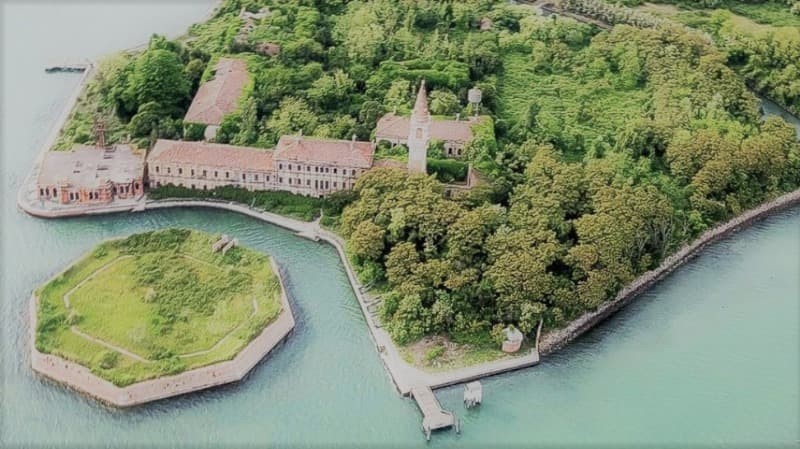  Hòn đảo bị "nguyền rủa" Poveglia rộng 6,8 ha nằm giữa Venice và Lido, phía Bắc Italy. Nơi đây có lịch sử "đen tối" và gắn liền với sự chết chóc, rùng rợn.