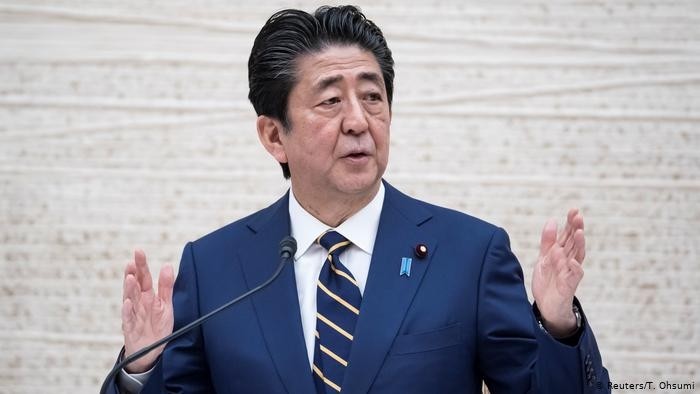  Thủ tướng Nhật Bản Shinzo Abe là một trong những nhà lãnh đạo nổi tiếng nhất xứ sở hoa anh đào. Vào năm 2006, ông được bầu làm Thủ tướng Nhật Bản khi 52 tuổi. Theo đó, ông là người nhậm chức lúc trẻ nhất trong các Thủ tướng Nhật Bản từ sau Chiến tranh Thế giới 2.