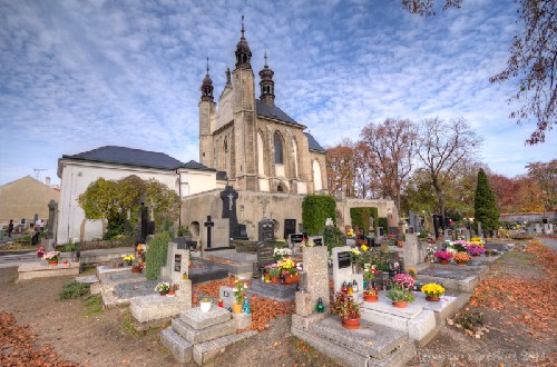 Một trong những  nhà thờ trang trí bằng xương người nổi tiếng nhất thế giới là Sedlec Ossuary ở Czech. Nhìn bên ngoài, nhà thờ này không có gì quá khác biệt so với những nhà thờ xây dựng theo phong cách kiến trúc Gothic khác.