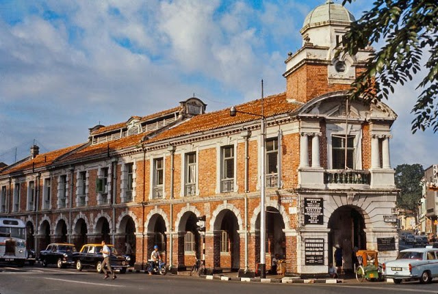 Nhịp sống bình yên của người dân ở  quốc đảo Singapore. Những tòa nhà cổ kính ở nơi đây lưu giữ nhiều giá trị văn hóa - lịch sử.