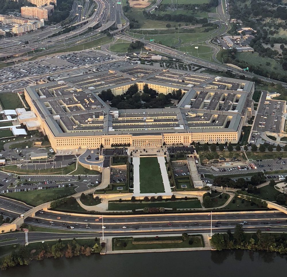 Nằm bên bờ sông Potomac thuộc Virginia,  Lầu Năm Góc là trụ sở của Bộ Quốc Phòng Mỹ, được xây dựng trên khu đất có diện tích hơn 600.000 m2.