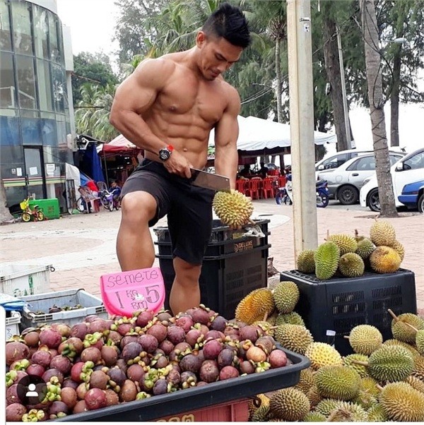 Mới đây, chàng trai có tài khoản Instagram @hotdudeswithdurian giới thiệu về tấm hình: " sầu riêng làm chúng ta gai góc hơn" ngay lập tức thu hút hàng trăm người theo dõi.