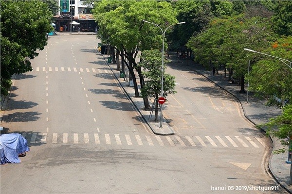 Với thời tiết nắng nóng đỉnh điểm như mấy ngày nay khiến nhiều người cảm thấy vô cùng bức xúc. Hà Nội mấy ngày nay nắng nóng như đổ lửa, mọi vật như bị thiêu đốt dưới sức nóng của mặt trời.