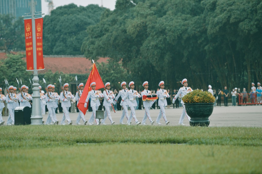 Sáng nay 25/7, các chiến sĩ tiêu binh Đoàn 275, Bộ Tư lệnh Lăng Chủ tịch Hồ Chí Minh đã thực hiện nghi lễ treo băng tang lên lá quốc kỳ tại quảng trường Ba Đình, trước Lăng Chủ tịch Hồ Chí Minh ở Hà Nội.