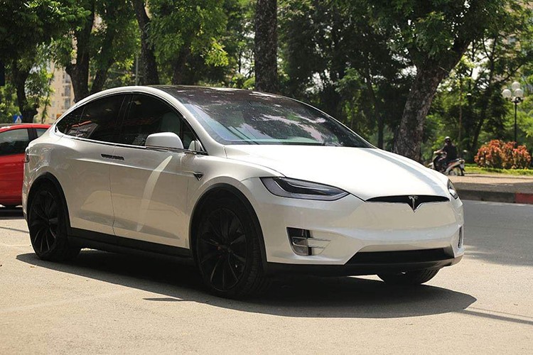 Hiện tại, thị trường ôtô Việt Nam đã có tới 5 chiếc  xe Tesla Model X bản P100D cao cấp nhất, tuy nhiên đây là chiếc màu trắng duy nhất được nhập về bởi một công ty tư nhân Hà Nội. Còn một chiếc mầu trắng khác vừa mới được nhập khẩu về đầu năm 2019 tại cảng TP HCM.