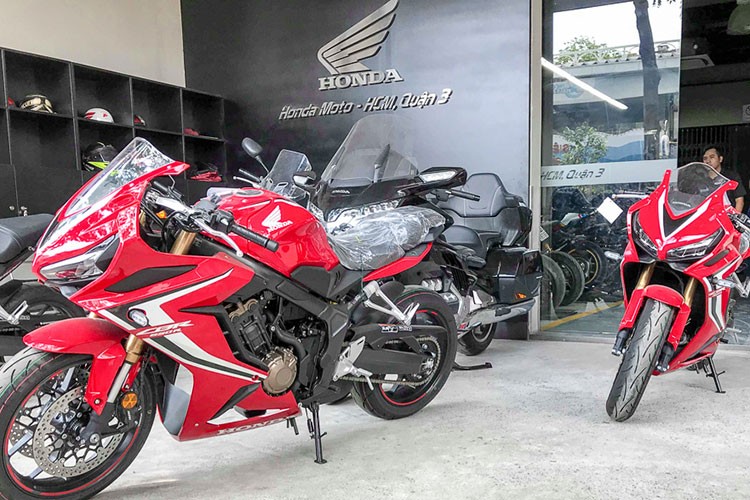 Được ra mắt lần đầu tiên năm 2014, mẫu  xe môtô Honda CBR650R được xem là người thay thế hòa hảo cho CBR650F với kiểu dáng thể thao, cá tính hơn cùng nhiều cải tiến về trang bị. được lấy cảm hứng thiết kế từ người anh em cùng nhà siêu môtô Fireblade CBR1000RR.