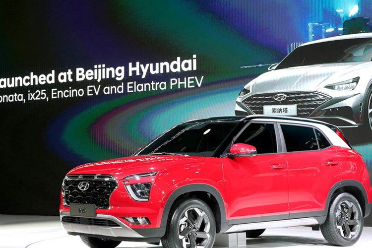 Hyundai chọn triển lãm Ô tô Thượng Hải 2019 hiện đang diễn ra tại Trung Quốc làm nơi vén màn thế hệ mới của mẫu crossover cỡ nhỏ ix25. Được biết đến dưới cái tên Creta ở những thị trường khác,  Hyundai ix25 2019 mới sở hữu thiết kế táo bạo hơn hẳn khi bước sang thế hệ thứ 2.