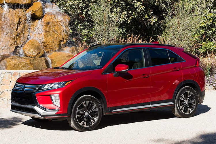 Mẫu xe  Mitsubishi Eclipse Cross mới thuộc dòng crossover cỡ C đã lần đầu tiên trình làng vào năm 2017 như đối thủ của Honda CR-V, Mazda CX-5 và Nissan X-Trail. Mới đây, hãng Mitsubishi đã tung ra phiên bản 2019 của dòng xe 5 chỗ này tại thị trường quê nhà Nhật Bản.