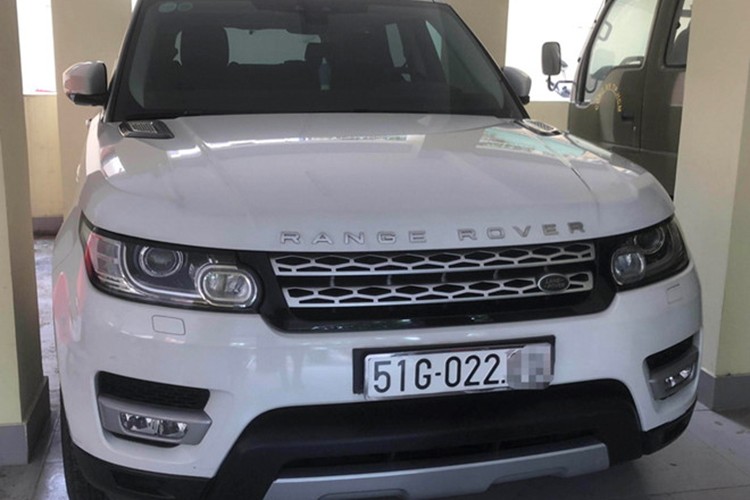 Cụ thể tại văn phòng Công ty CP địa ốc Alibaba, cơ quan công an thu giữ chiếc  xe sang Range Rover Evoque màu trắng, mang biển số 51G - 022xx. Chiếc xe sang thương hiệu Anh quốc này thường được chủ tịch Nguyễn Thái Luyện sử dụng di chuyển đi thương thảo, giao dịch làm ăn.