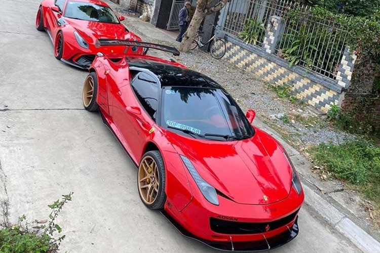 Cuối tuần vừa qua, bộ đôi  siêu xe Ferrari 458 độ Liberty Walk cùng Ferrari F12berlinetta độ Duke Dynamics bất ngờ xuất hiện xã Thái Tân, huyện Nam Sách, tỉnh Hải Dương. Nơi đây chính là quê gốc của đại gia siêu xe quận 12, TP HCM - Hoàng Kim Khánh, người sở hữu bộ sưu tập siêu xe và xe siêu sang đáng nể toàn mua theo diện chính hãng ở Việt Nam.