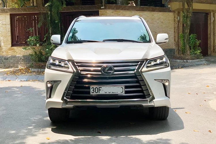 Mới đây, chiếc  xe sang Lexus LX570 đời 2016 phiên bản nhập Trung Đông, tức là đã 4 năm tuổi đời và đã chạy được khoảng 25.000 km và đang được rao bán trên sàn xe cũ. Chiếc xe mang biển số Hà Nội sở hữu ngoại thất màu trắng và nội thất màu nâu vẫn còn khá nguyên bản.