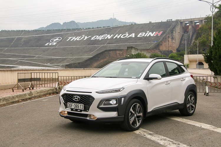  Lựa chọn Hyundai Kona là lựa chọn thiết kế đến từ tương lai. Phần nhiện diện mặt calang lục giác cân đối với các nan Crom nằm ngang được thay thế bằng lưới tản nhiệt dạng thác nước cầu kì Cascading Grille. Vị trí đèn LED ban ngày được đặt lên trên, còn cụm đèn chiếu sáng Bi-LED bao gồm 2 chế độ pha-cos được đặt xuống dưới, rất độc đáo.