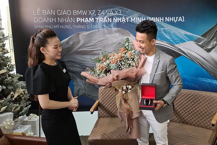 Sáng nay, doanh nhân Phạm Trần Nhật Minh (đại gia  siêu xe Minh nhựa) một mình lái xe siêu sang Rolls-Royce Ghost đến showroom BMW Phú Mỹ Hưng để nhận liền một lúc 3 chiếc xe sang BMW là BMW X7, X3 và mẫu xe thể thao mới vừa đựa ra mắt là BMW Z4.