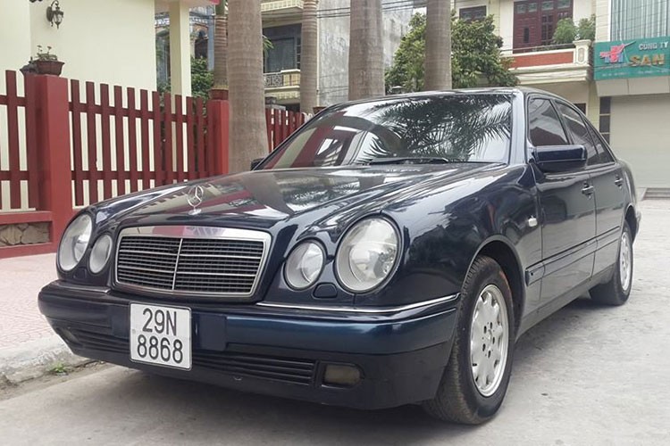 Mẫu  xe sang Mercedes-Benz E230 được xem là một trong những dòng sedan Đức đầu tiên lắp ráp tại nhà máy Mercedes-Benz Việt Nam kể từ năm 1996. Ngay từ khi trình làng, xe đã đoạt được giải thưởng “Red Dot Design Award”.