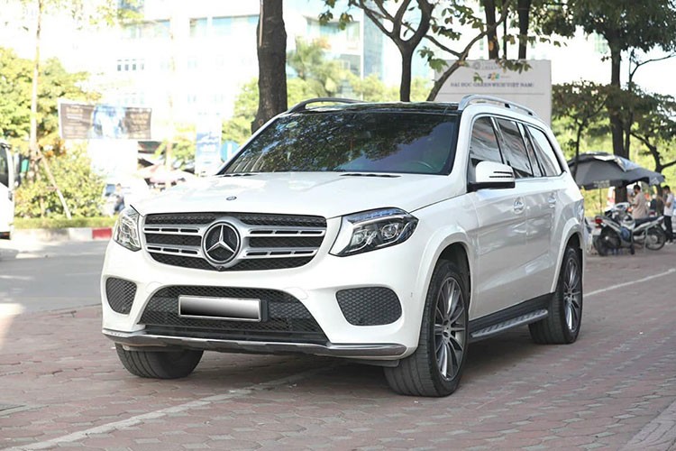 Chiếc  Mercedes-Benz GLS 500 4MATIC đời 2017 hiện đang được chủ nhân tại Hà Nội rao bán trên sàn xe cũ với mức giá hơn 4 tỷ đồng (chưa thương lượng). Đáng chú ý đây là phiên bản nhập về Việt Nam và mới chỉ được chủ nhân cho lăn bánh khoảng hơn 20.00km, một con số khá ít.