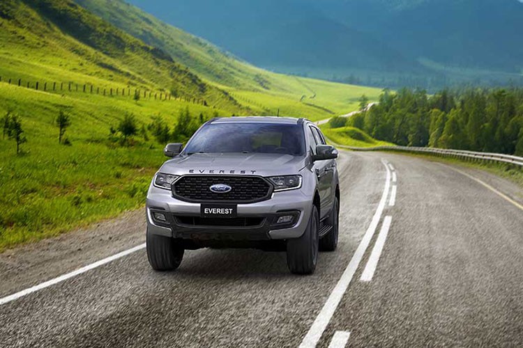 Đúng như tên gọi, phiên bản  Ford Everest Sport 2021 mới tại Việt Nam được bổ sung các yếu tố thiết kế nội/ ngoạithất theo phong cách thể thao. Nhìn từ phía trước, dễ dàng nhận diện phiên bản này với mặt ca lăng dạng lưới tổ ongvà dòng chữ Everest trên nắp capo được sơn đen bóng.