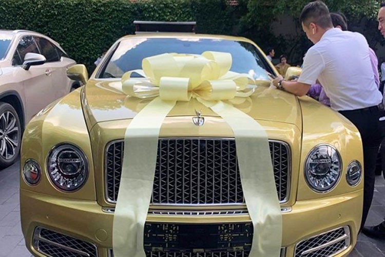 Chiếc xe siêu sang  Bentley của Nguyễn Phương Hằng được ông Huỳnh Uy Dũng tặng là phiên bản Mulsanne EWB thế hệ mới. Xe sở hữu màu sơn vàng DayGlo rất nổi tiếng trên các dòng xe sang của Bentley. Tuy nhiên, màu sơn này khi được khoác lên chiếc Mulsanne thế hệ mới này lại được hãng xe siêu sang Anh quốc gọi bằng cái tên Julep.